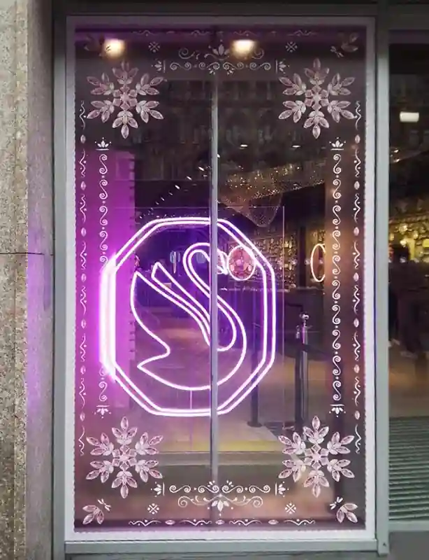 Weihnachtliche Schaufenster Gestaltung Swarowski